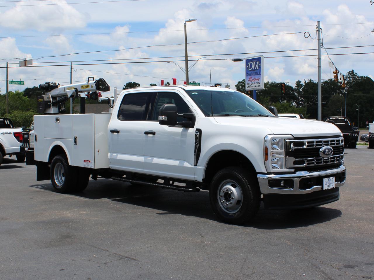 Ford F-350 SD XLT Crew Cab Long Bed DRW 4WD 2025