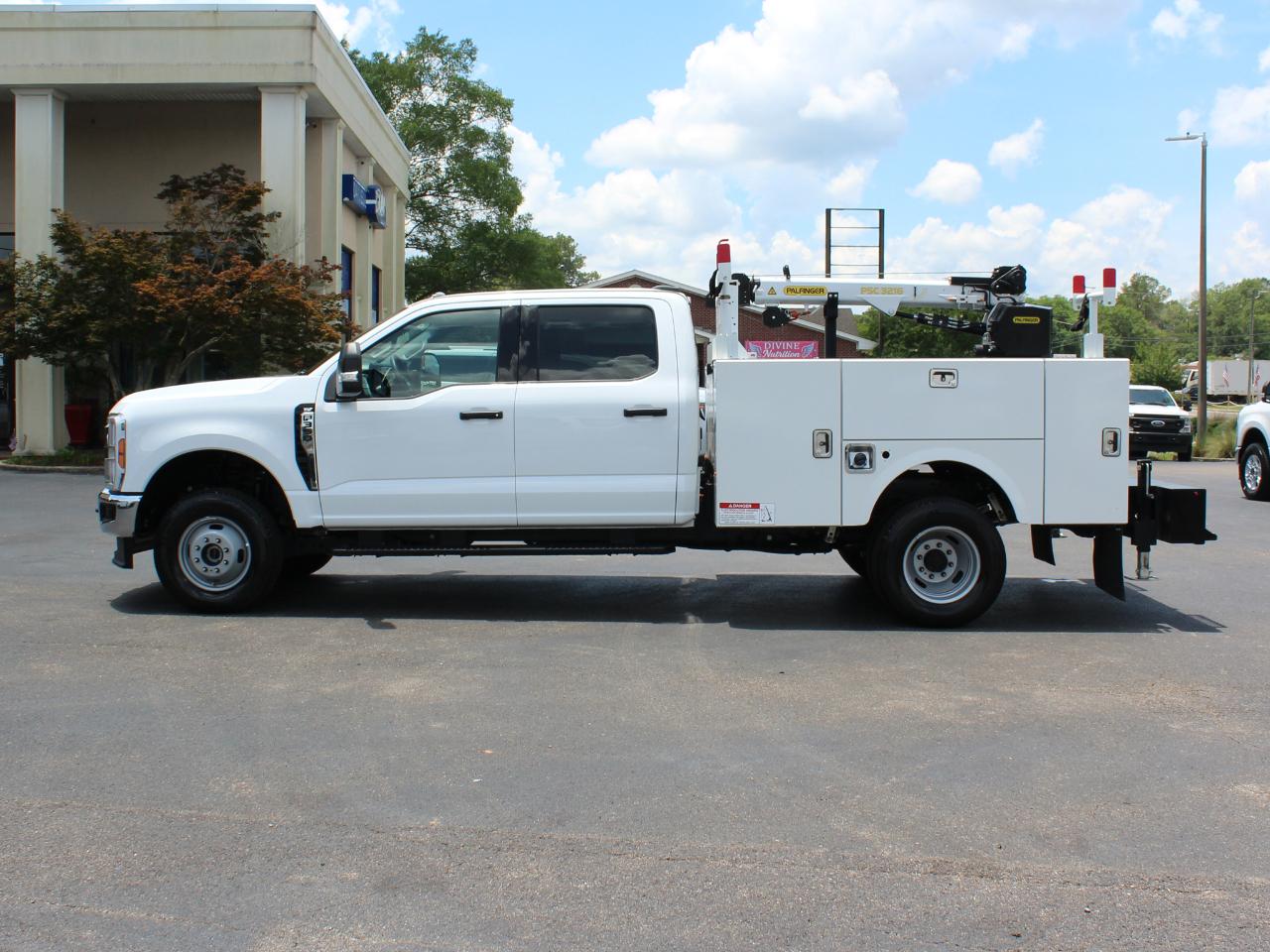 Ford F-350 SD XLT Crew Cab Long Bed DRW 4WD 2025