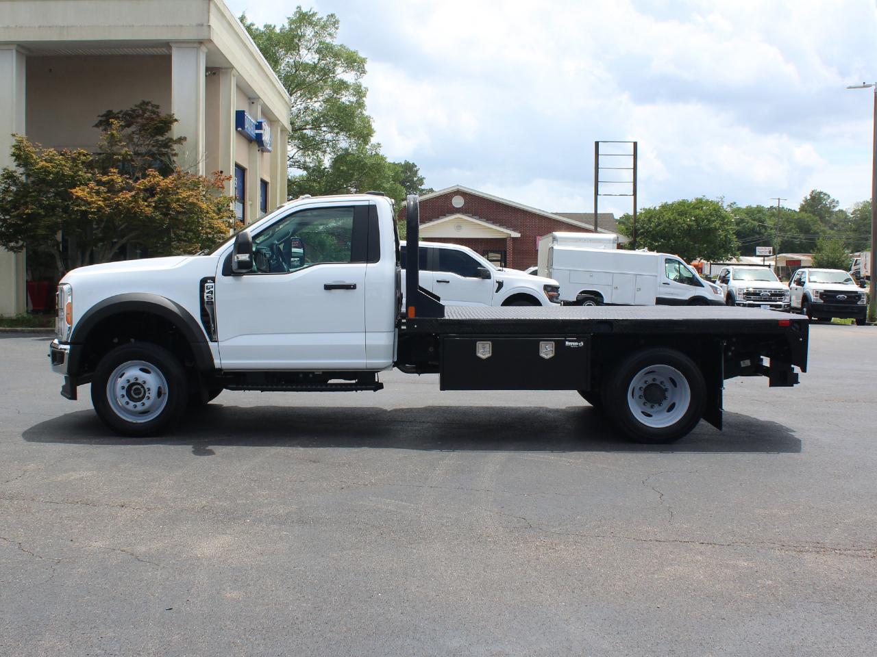 Ford F-450 SD Regular Cab DRW 4WD 2023