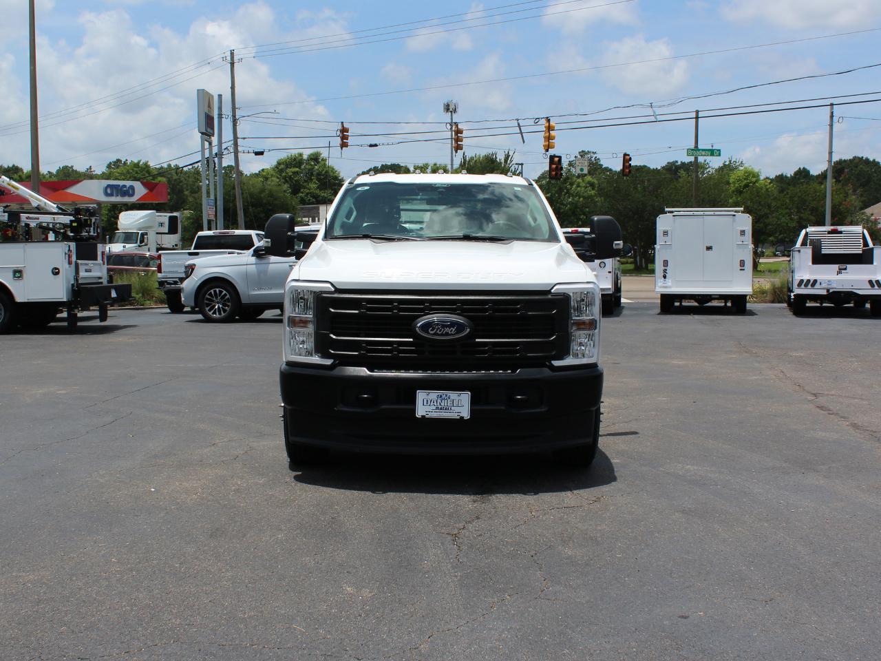 Ford F-350 SD XL Crew Cab Long Bed DRW 4WD 2025