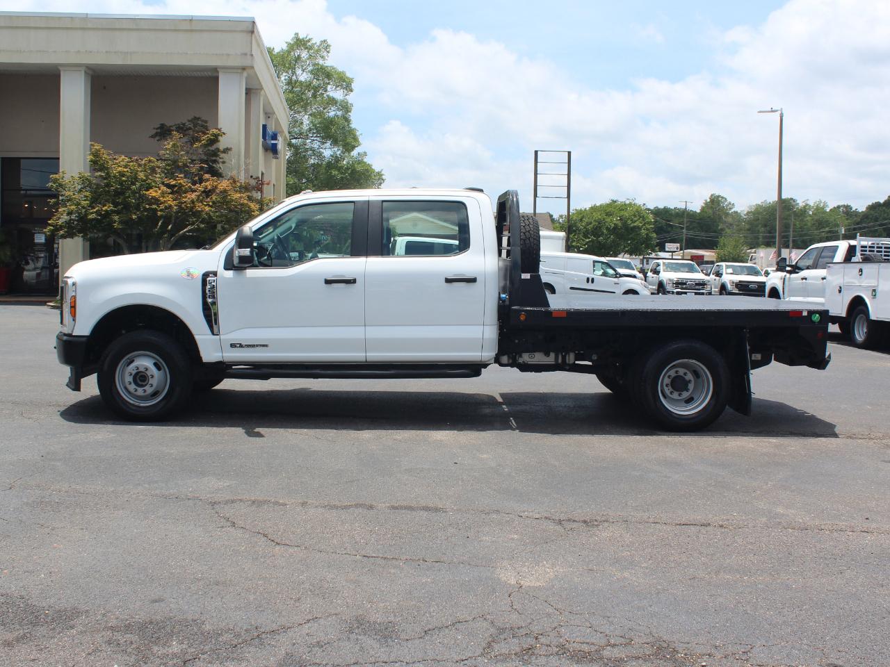 Ford F-350 SD XL Crew Cab Long Bed DRW 4WD 2025