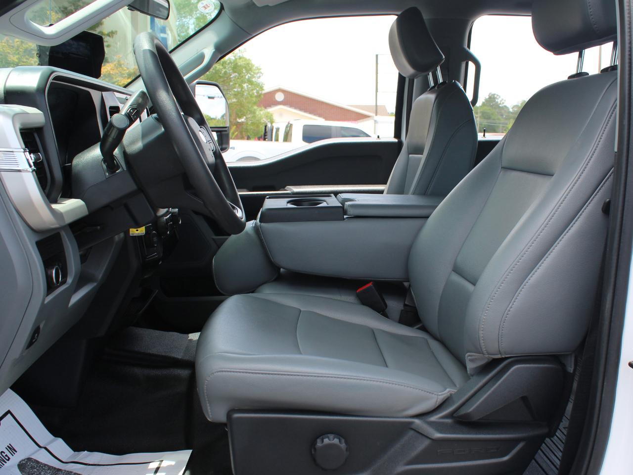 Ford F-350 SD XL Crew Cab Long Bed DRW 4WD 2025