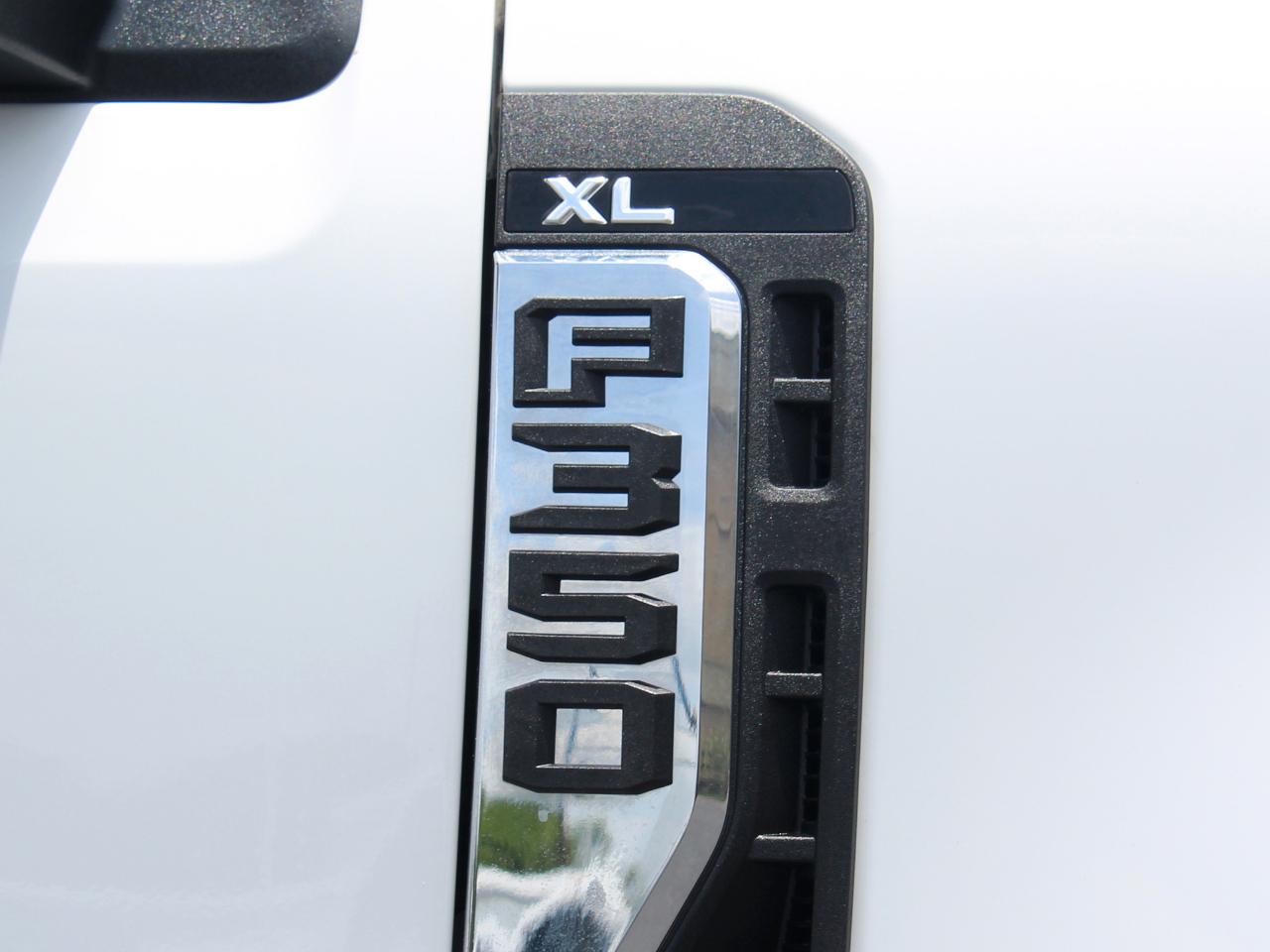 Ford F-350 SD XL Crew Cab Long Bed DRW 4WD 2025