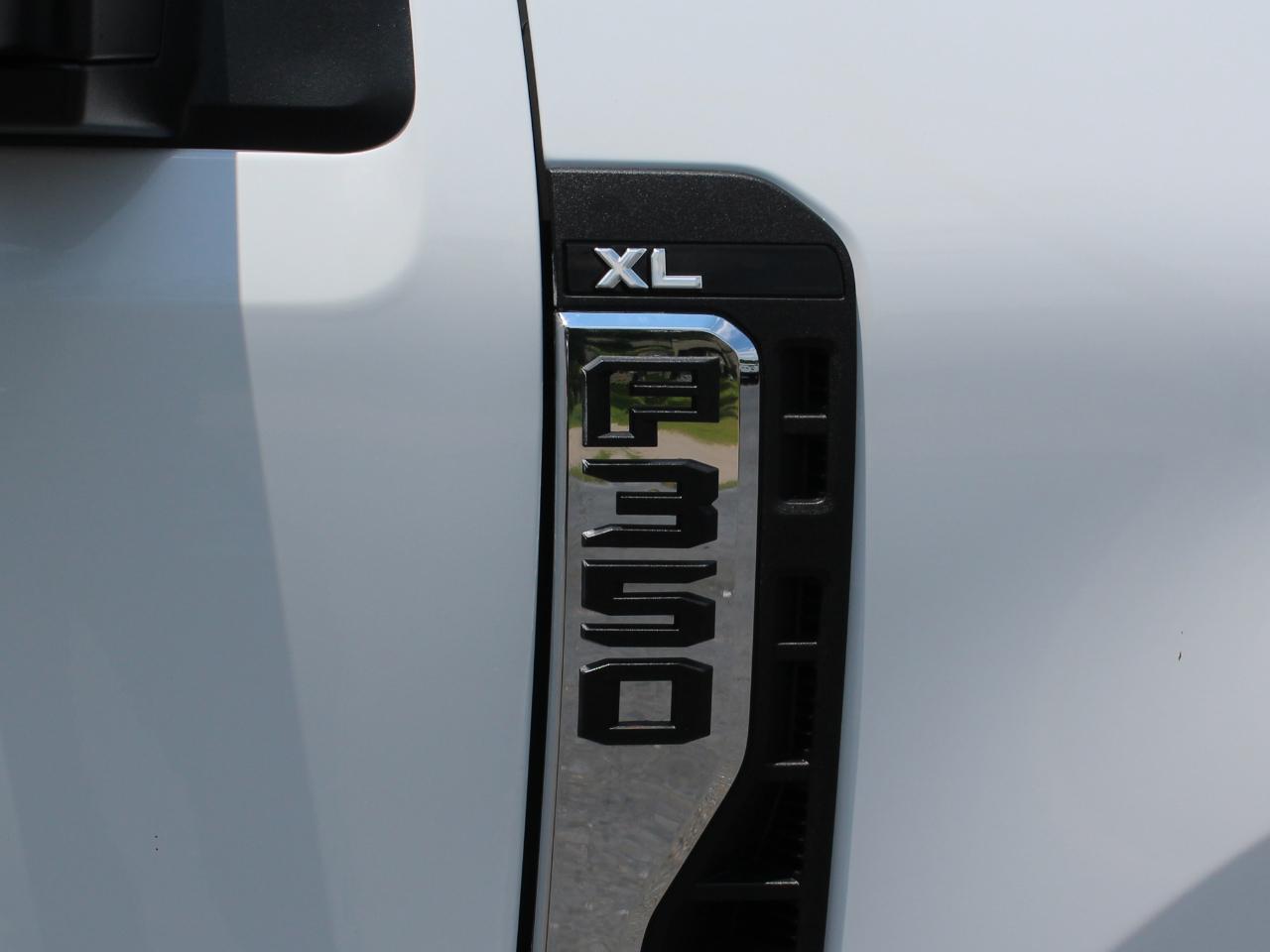 Ford F-350 SD XL SuperCab Long Bed 2WD 2024