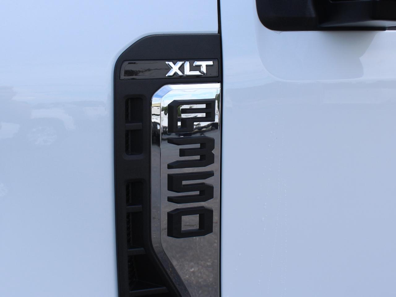 Ford F-350 SD XLT Crew Cab Long Bed 4WD 2025