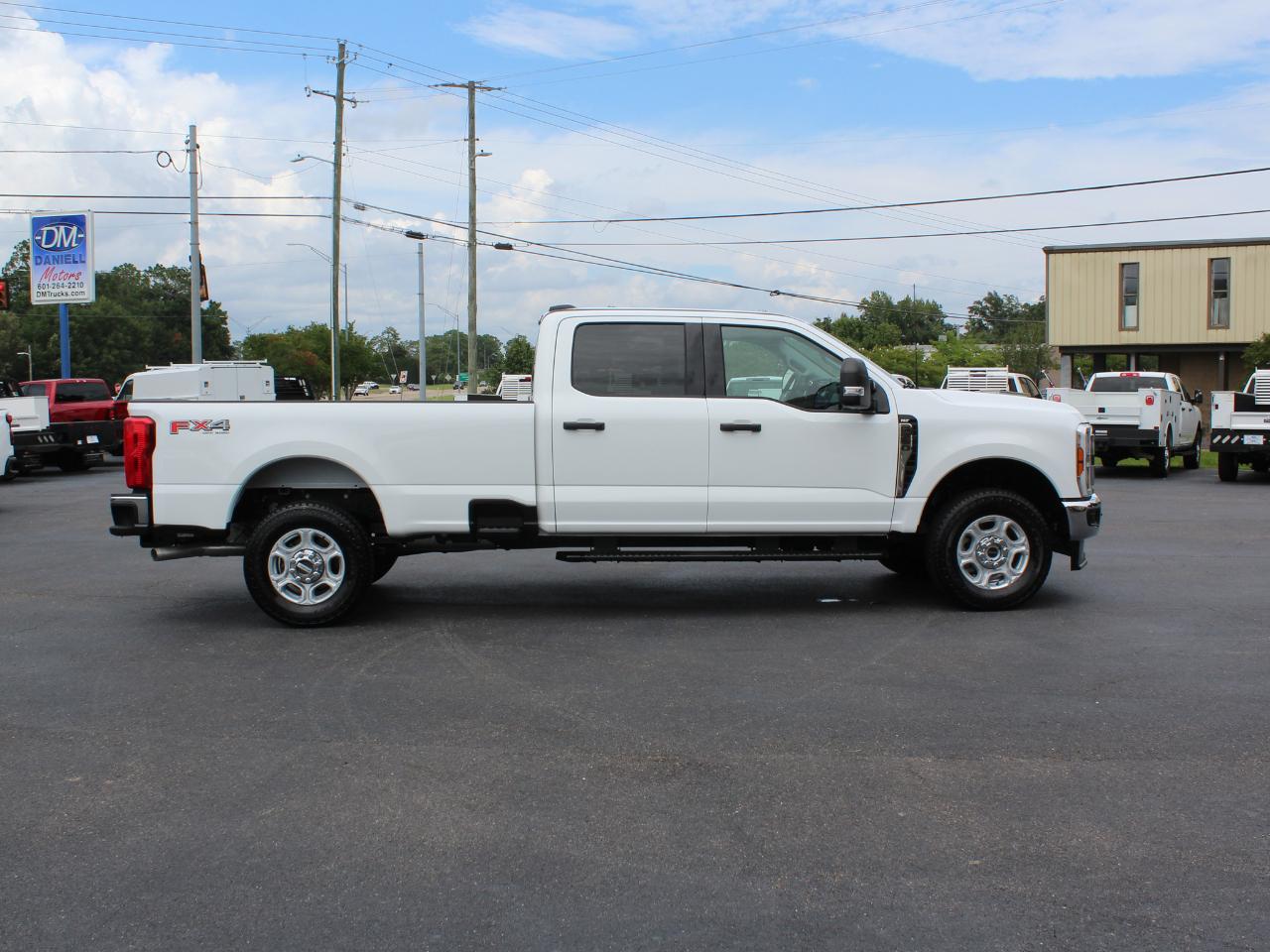 Ford F-350 SD XLT Crew Cab Long Bed 4WD 2025