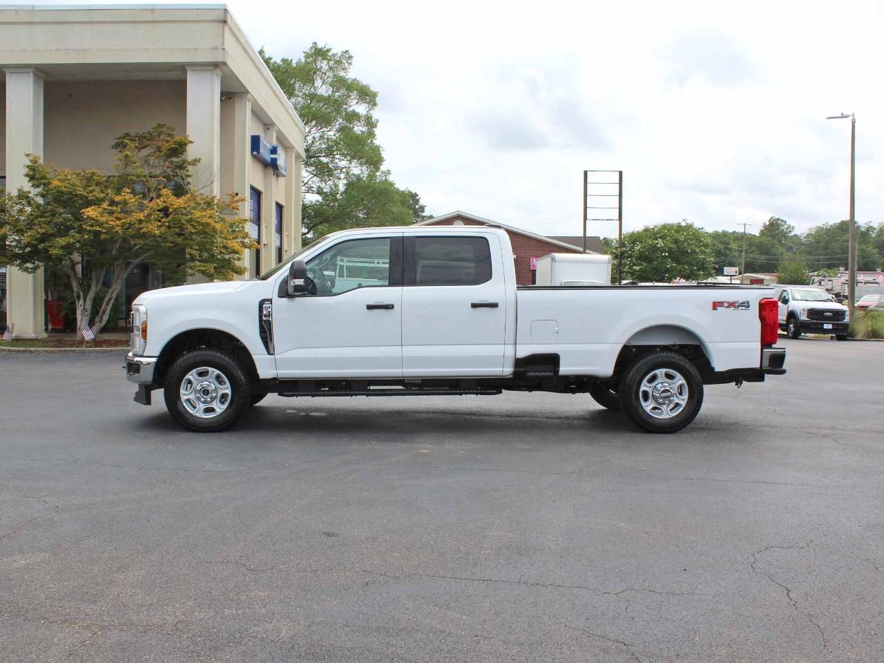 Ford F-350 SD XLT Crew Cab Long Bed 4WD 2025