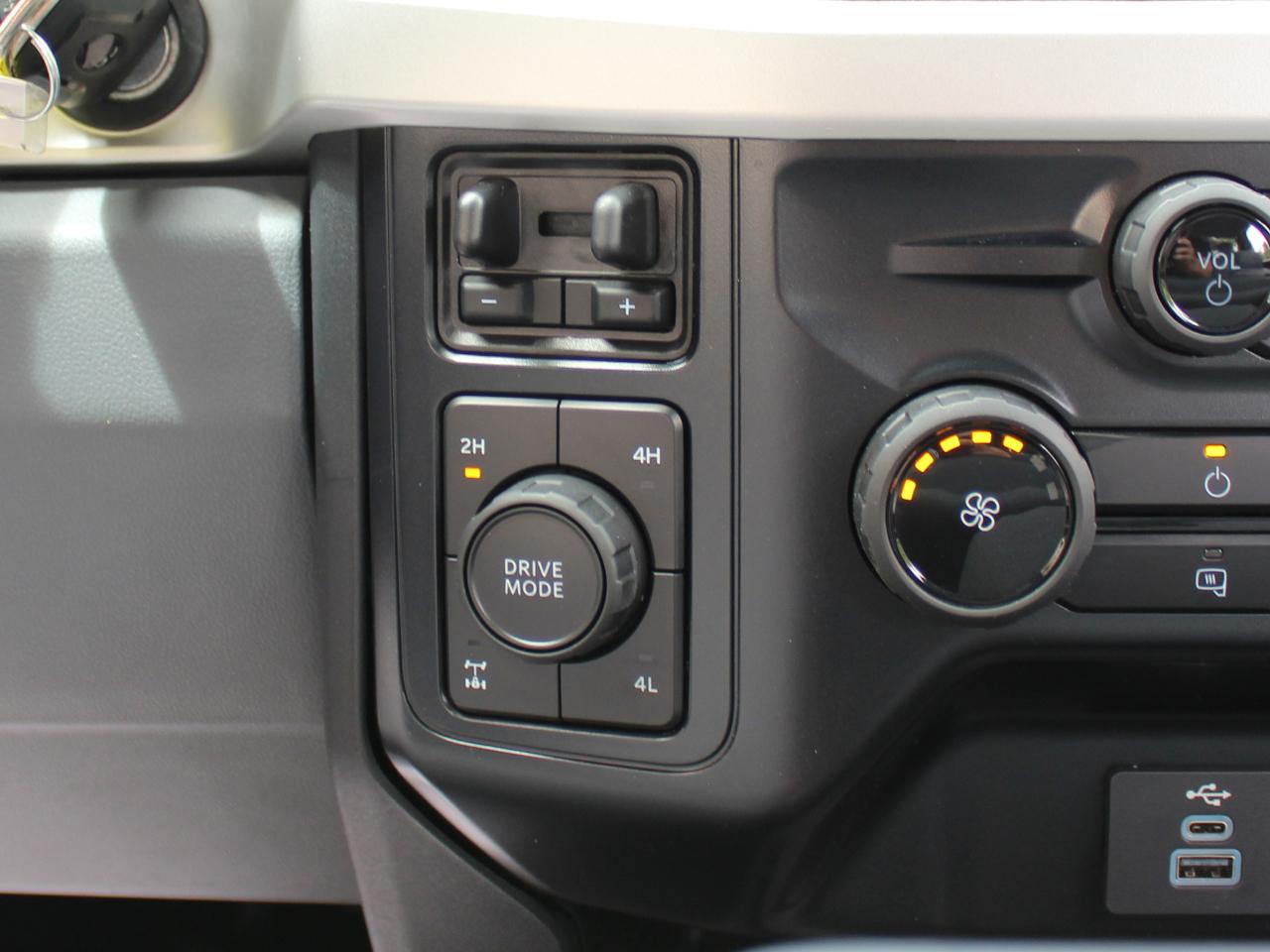 Ford F-350 SD XLT Crew Cab Long Bed 4WD 2025