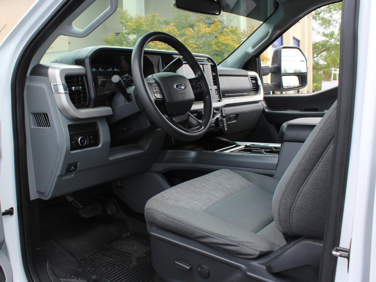 Ford F-250 SD XLT Crew Cab 4WD 2023