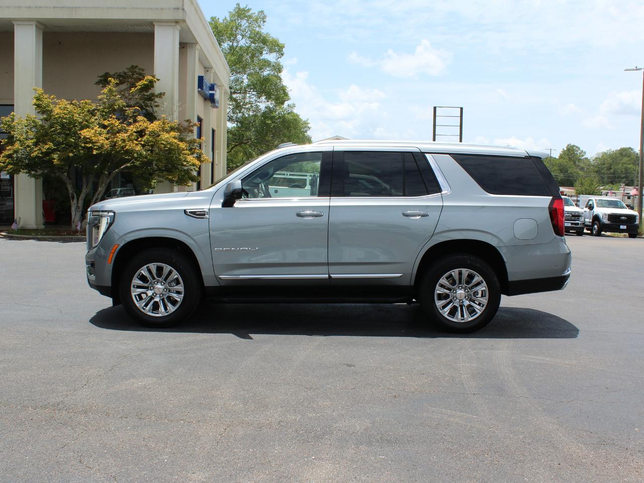 GMC Yukon Denali 4WD 2025