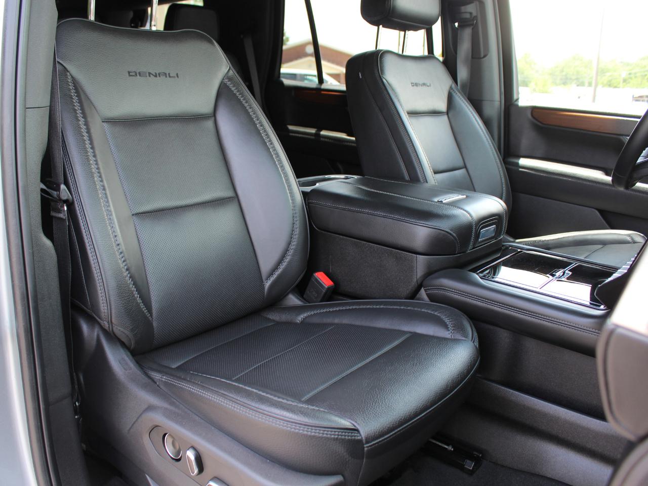 GMC Yukon Denali 4WD 2025