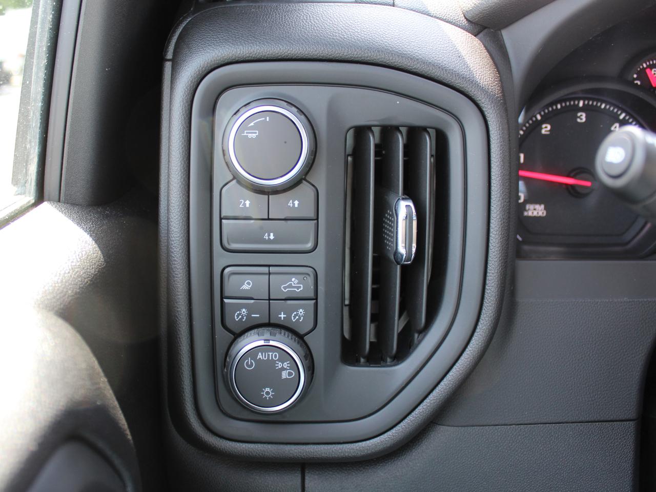 Chevrolet Silverado 2500HD Custom Crew Cab Long Box 4WD 2025