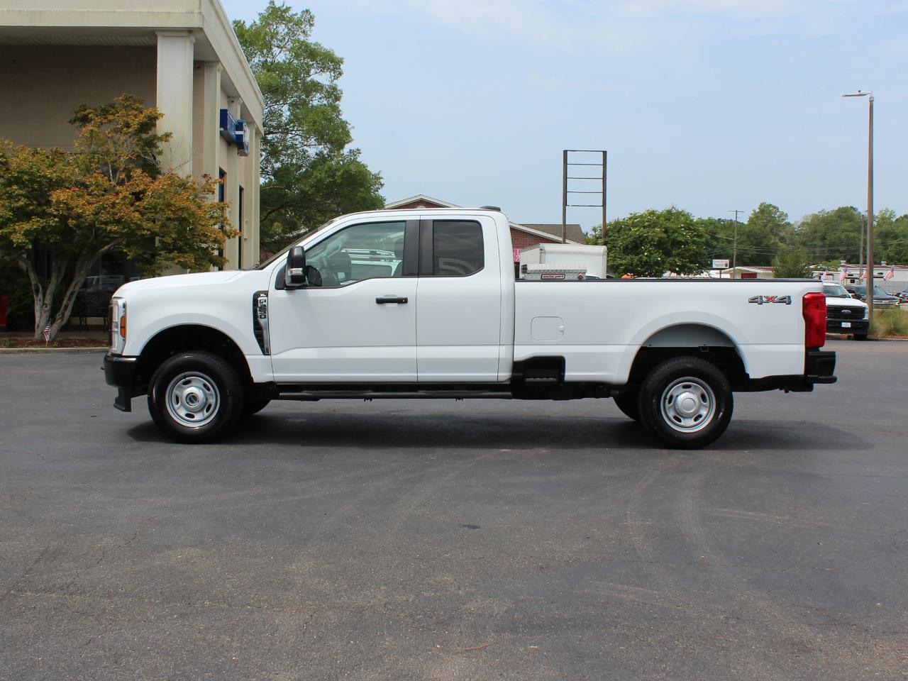 Ford F-250 SD XL SuperCab Long Bed 4WD 2024