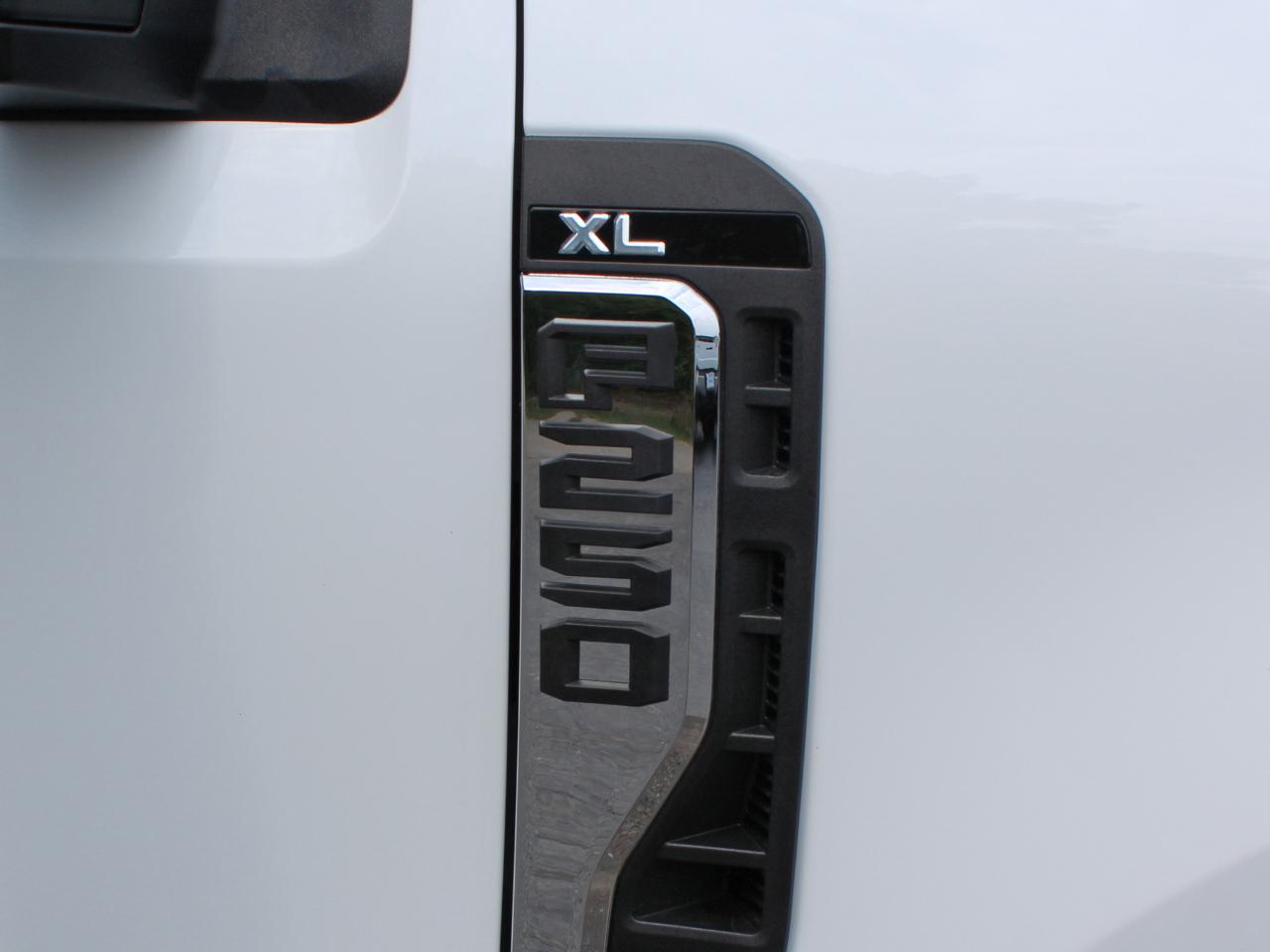 Ford F-250 SD XL SuperCab Long Bed 4WD 2024