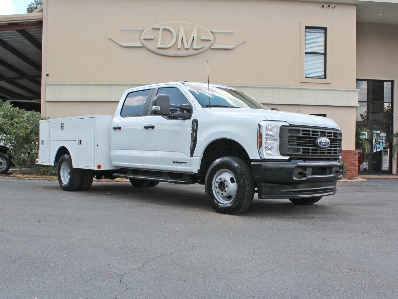 Ford F-350 SD XL Crew Cab Long Bed DRW 4WD 2024