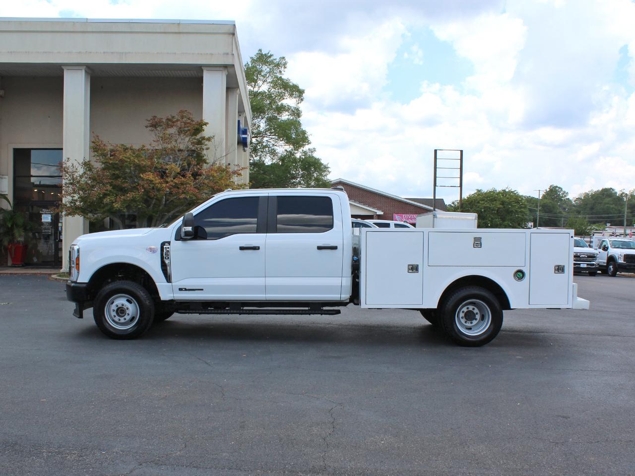 Ford F-350 SD XL Crew Cab Long Bed DRW 4WD 2024
