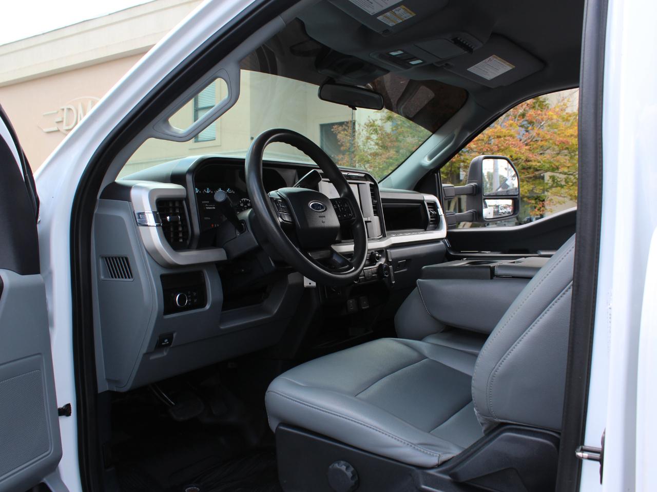 Ford F-350 SD XL Crew Cab Long Bed DRW 4WD 2024
