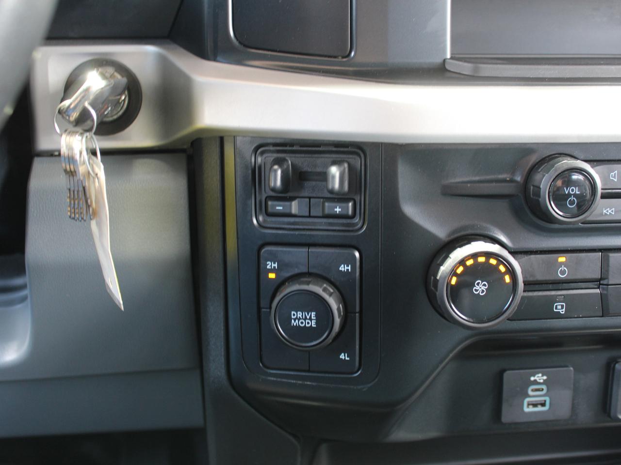 Ford F-350 SD XL Crew Cab Long Bed DRW 4WD 2024