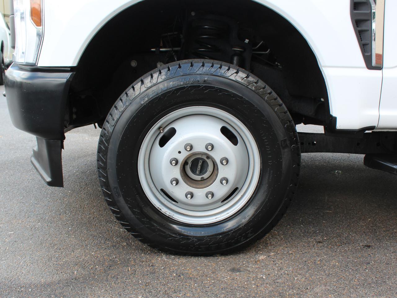 Ford F-350 SD XL Crew Cab Long Bed DRW 4WD 2024