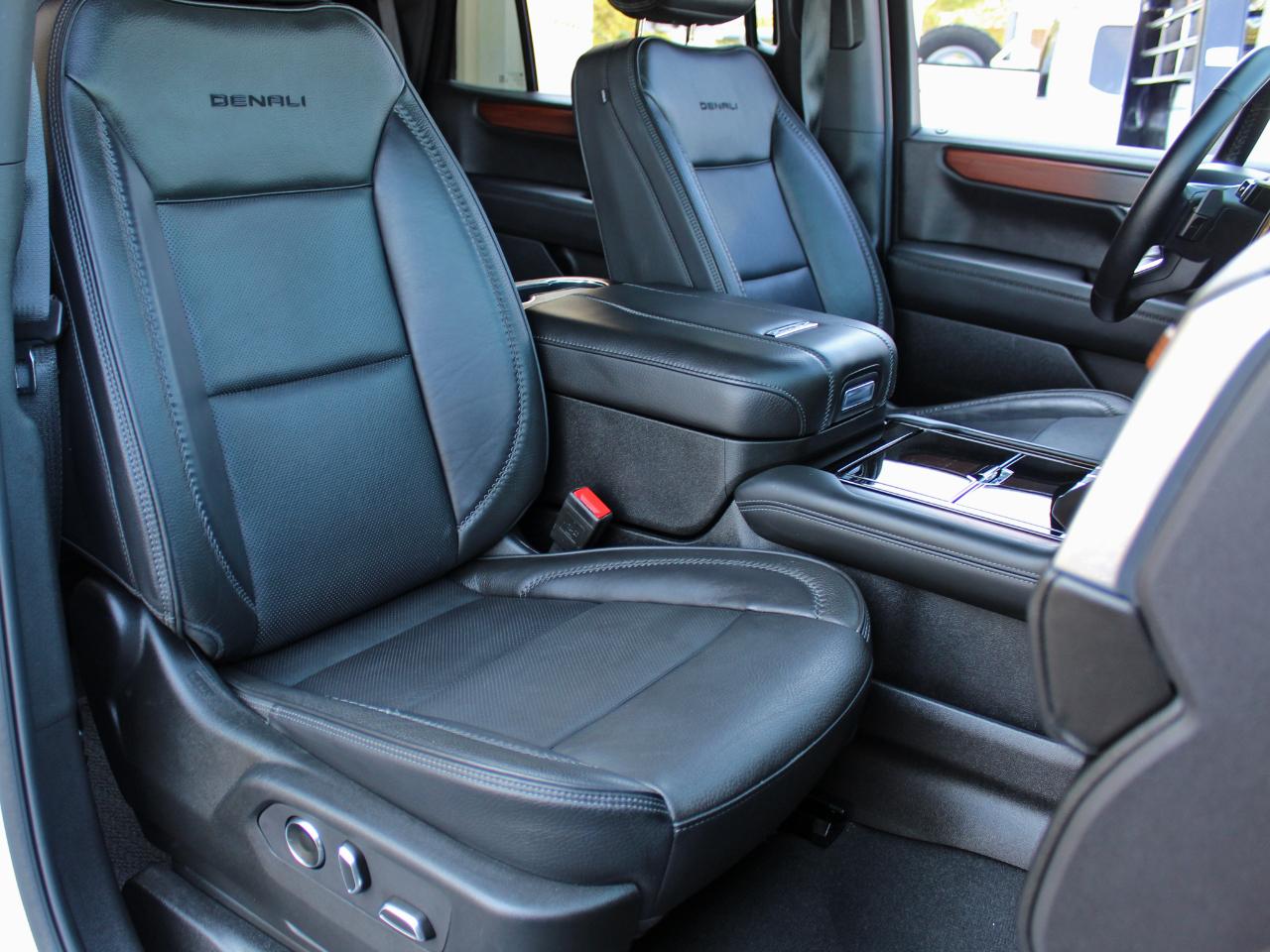 GMC Yukon Denali 4WD 2025