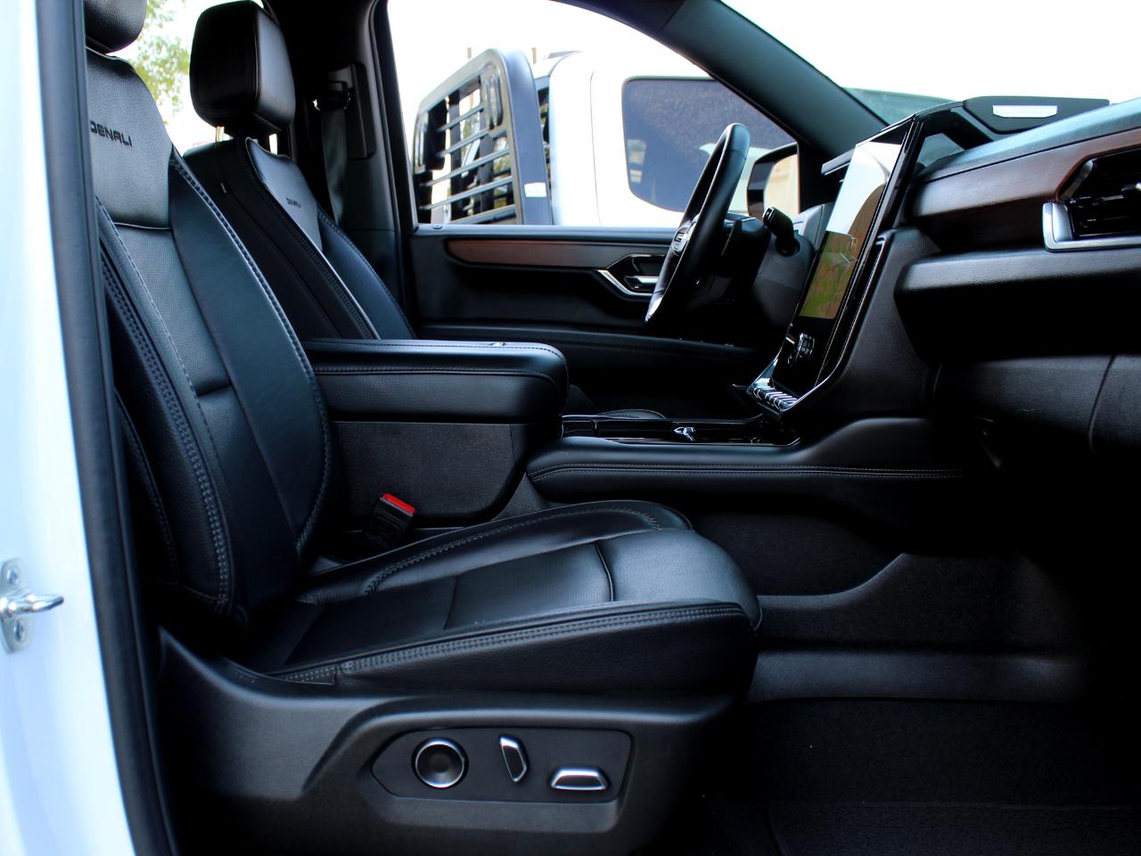 GMC Yukon Denali 4WD 2025