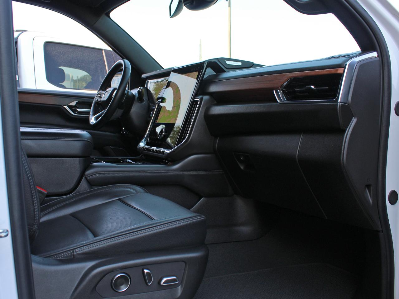 GMC Yukon Denali 4WD 2025