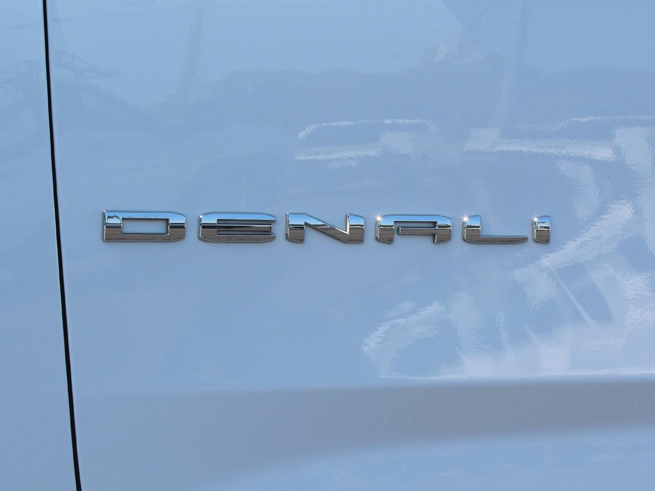 GMC Yukon Denali 4WD 2025