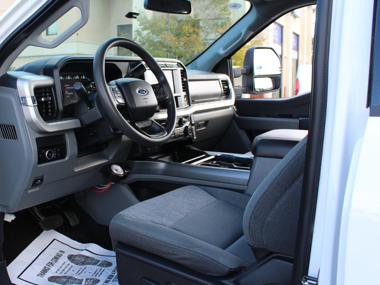 Ford F-250 SD XLT Crew Cab Long Bed 4WD 2023