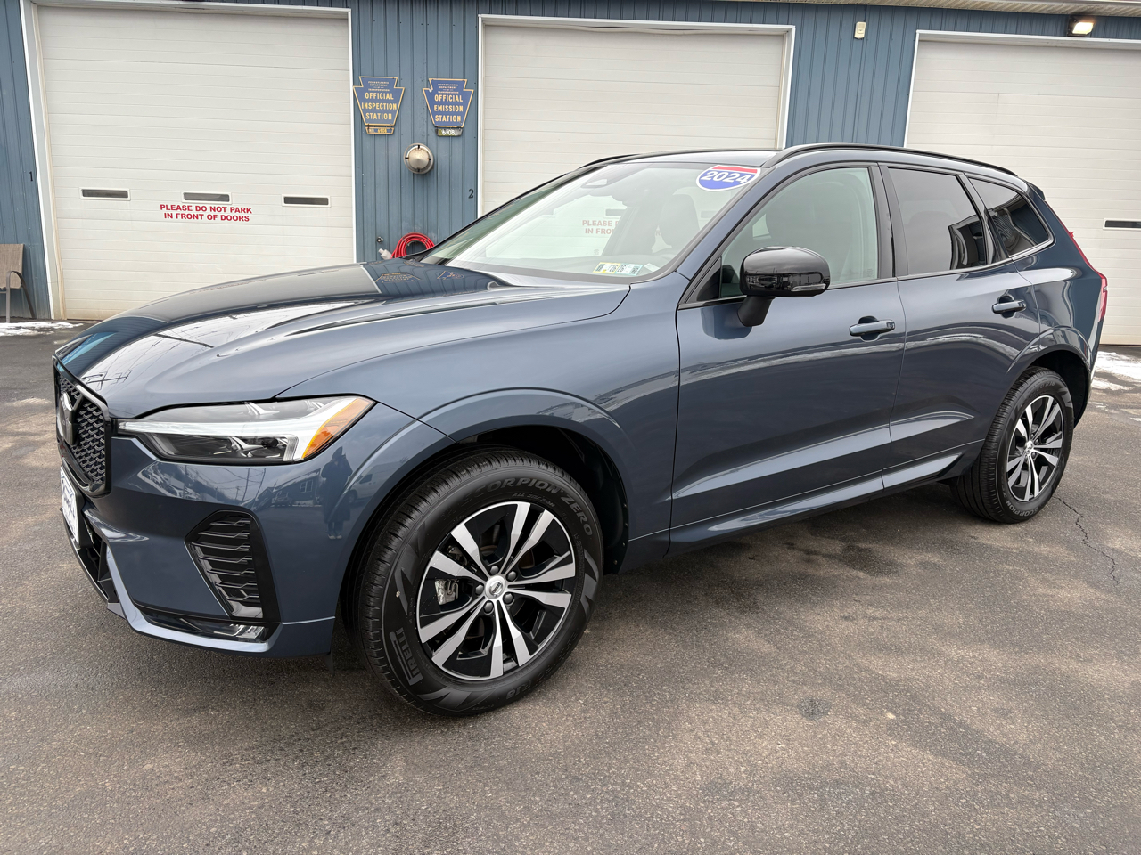 2024 Volvo XC60 B5 AWD Core Dark Theme