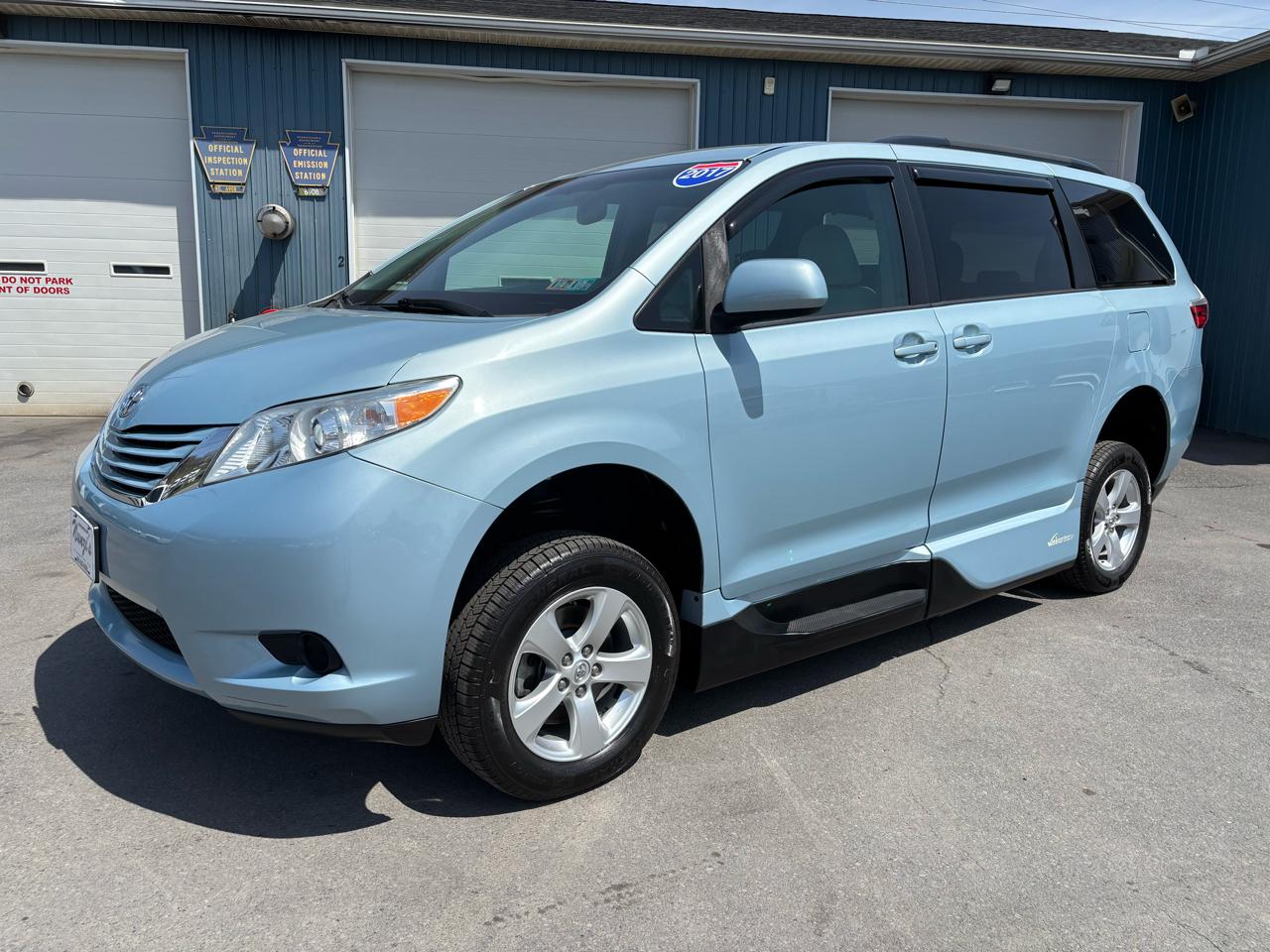 2017 Toyota Sienna LE FWD 8-Passenger (Natl) Handicap Accessible