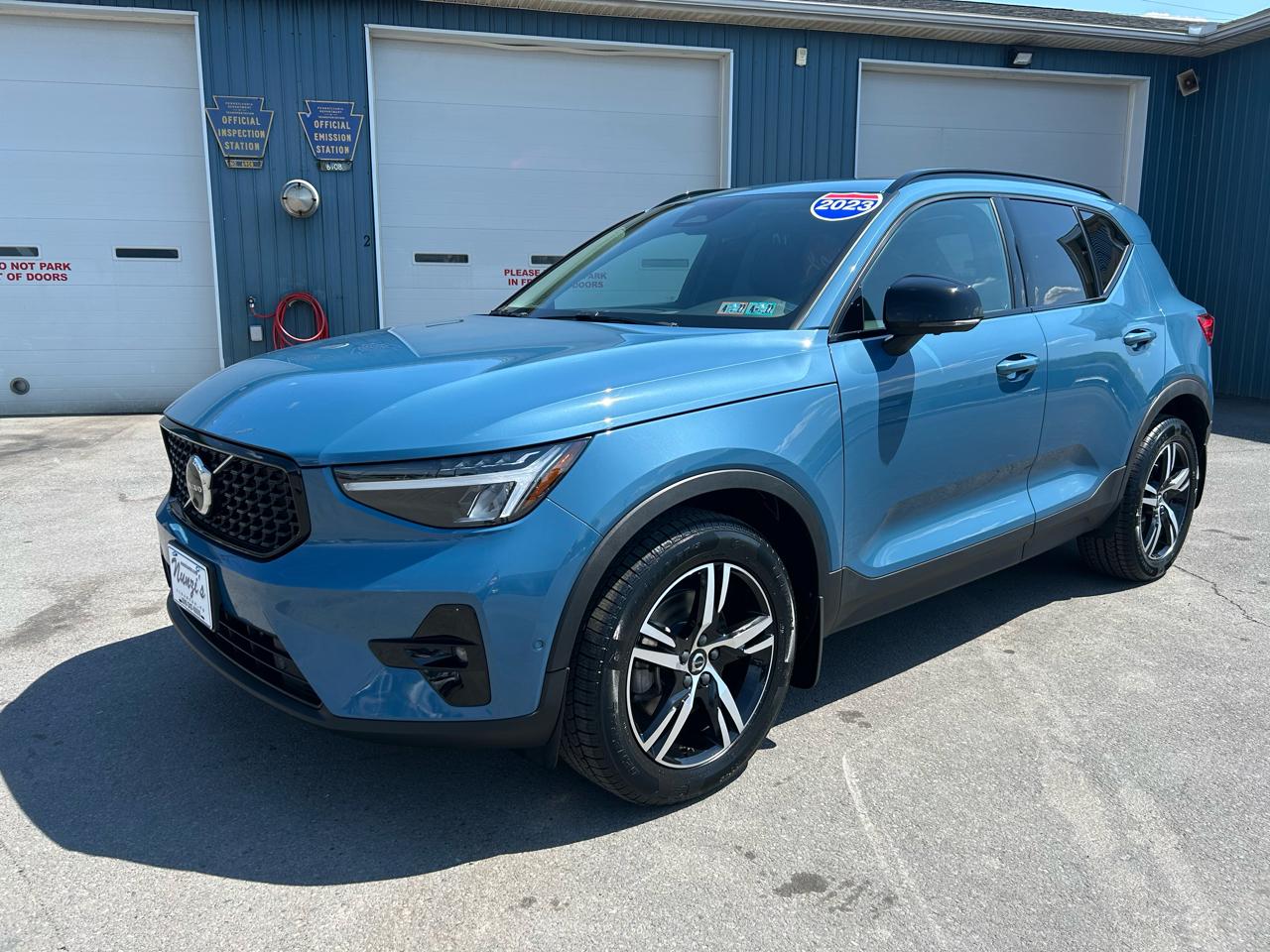 2023 Volvo XC40 B5 AWD Plus Dark Theme