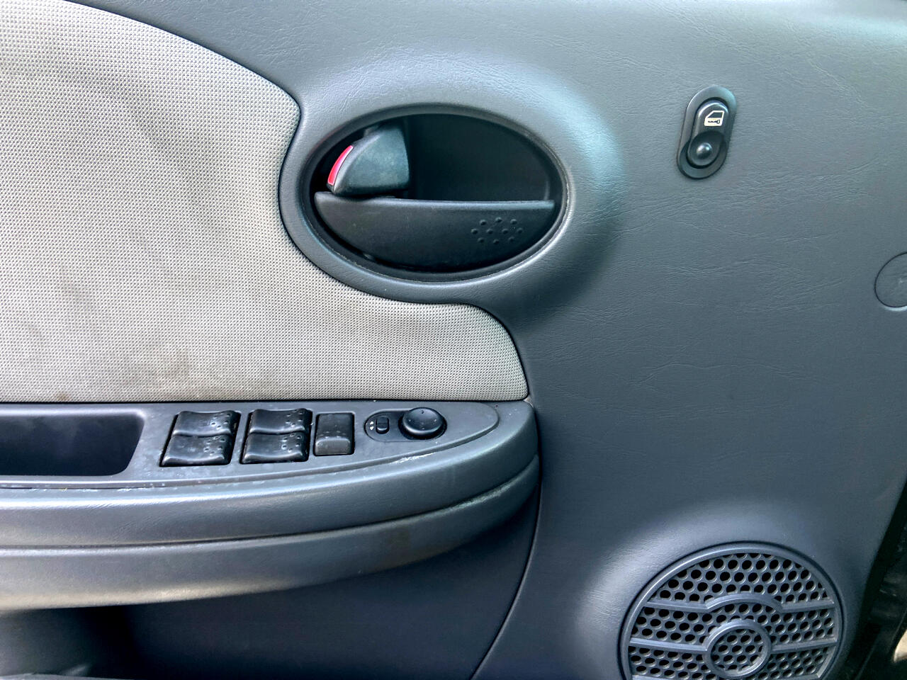 Saturn ION Sedan 2 2003