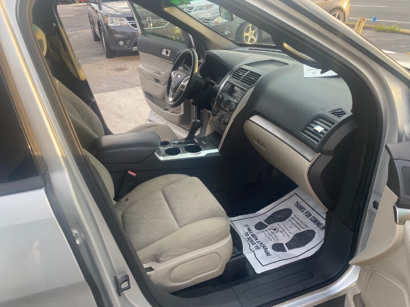 Ford Explorer Base FWD 2012