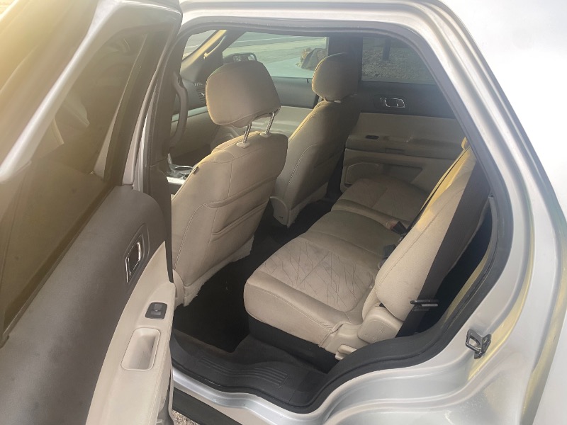 Ford Explorer Base FWD 2012