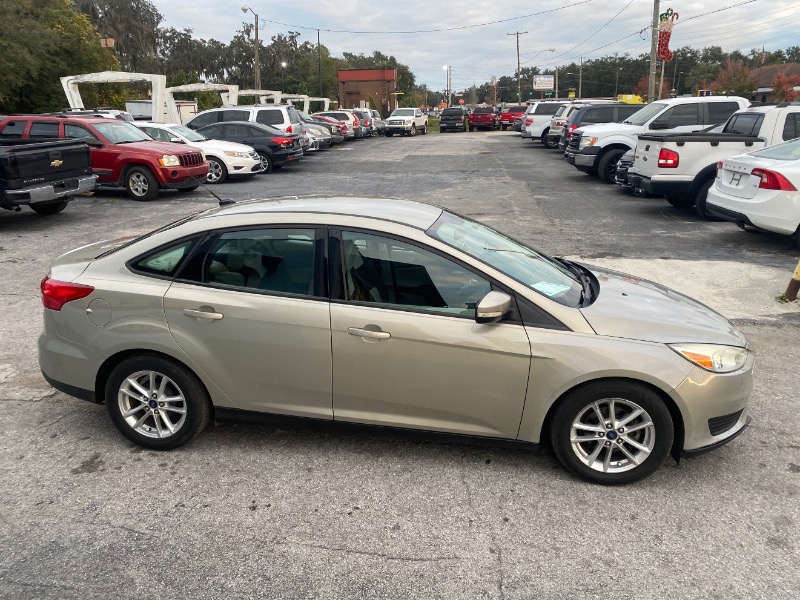 Ford Focus SE Sedan 2016