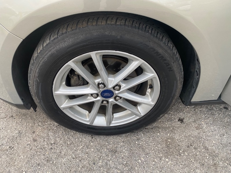 Ford Focus SE Sedan 2016