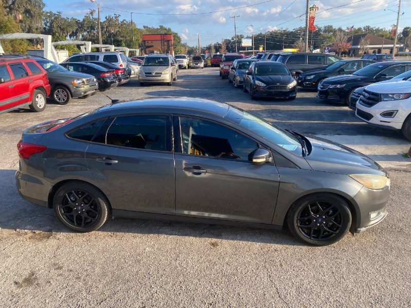 Ford Focus SE Sedan 2016