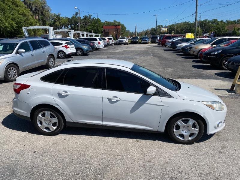 Ford Focus SE Sedan 2012