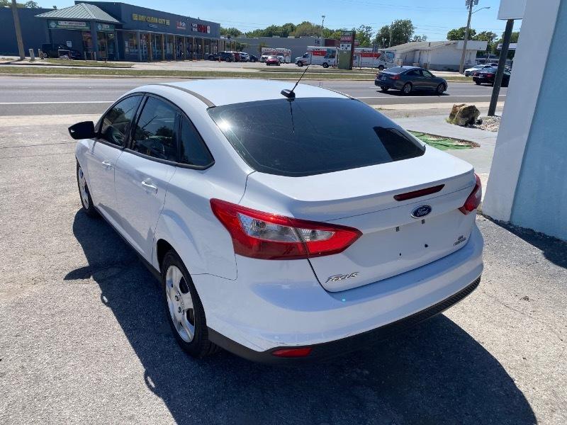 Ford Focus SE Sedan 2012