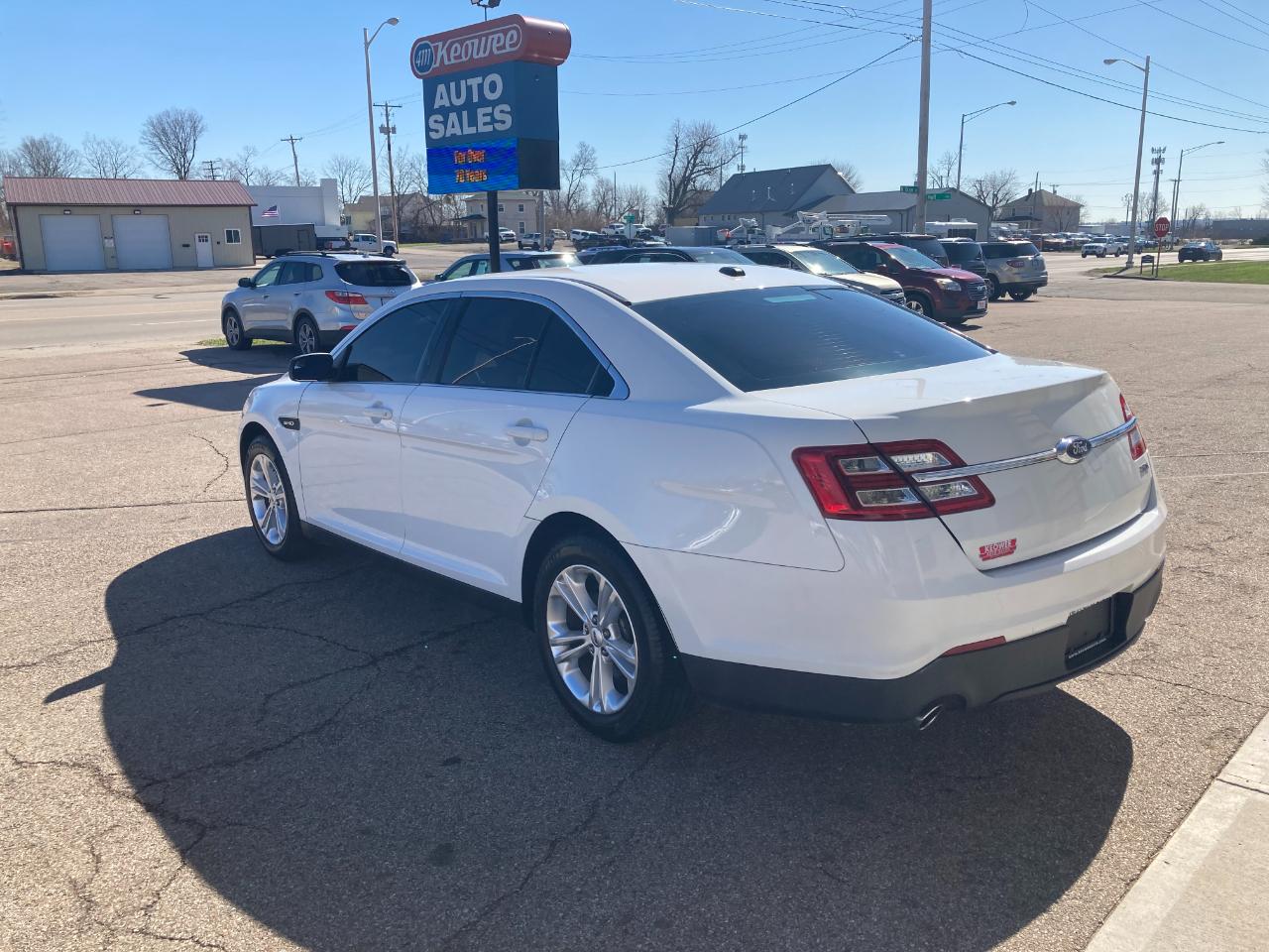 Ford Taurus 4dr Sdn SE FWD 2016