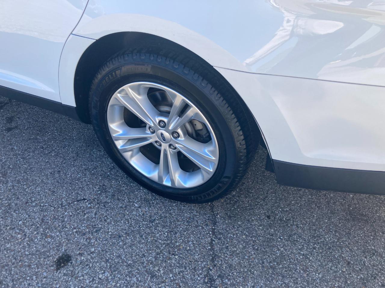 Ford Taurus 4dr Sdn SE FWD 2016