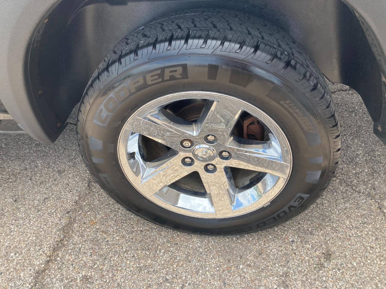 RAM 1500 4WD Crew Cab 140.5" Sport 2011
