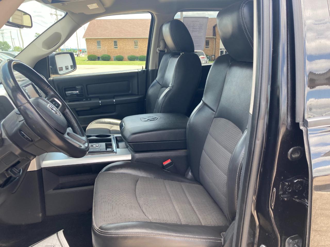 RAM 1500 4WD Crew Cab 140.5" Sport 2011