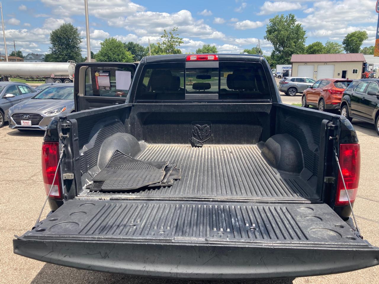 RAM 1500 4WD Crew Cab 140.5" Sport 2011