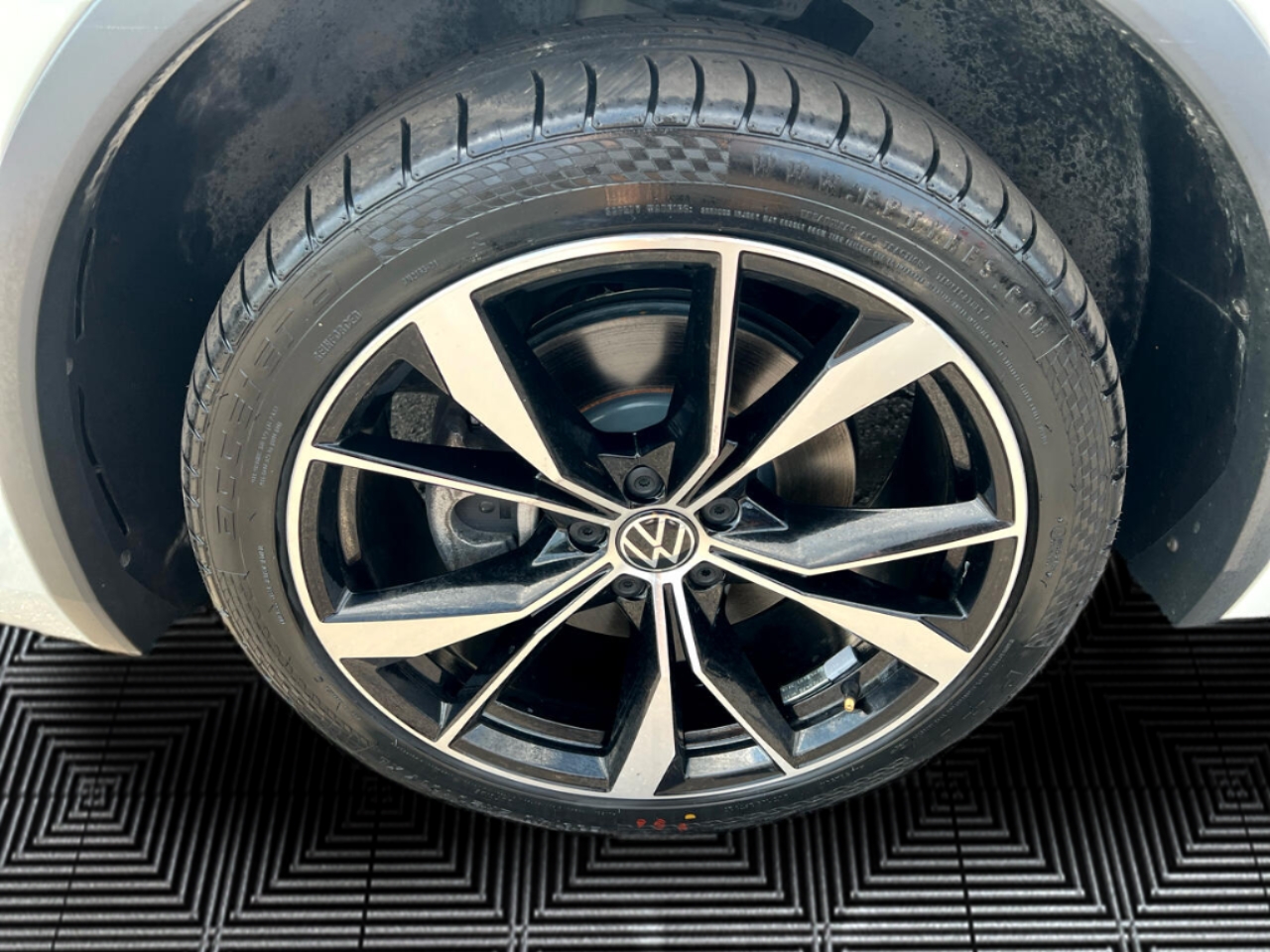 Volkswagen Tiguan SEL R-Line 4MOTION 2022