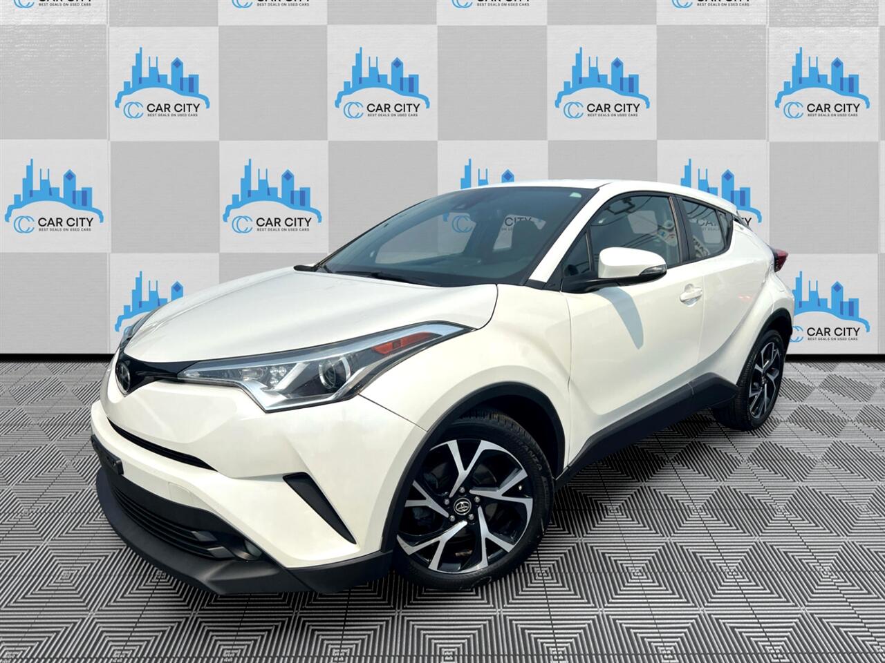 2018 Toyota C-HR XLE photo 2