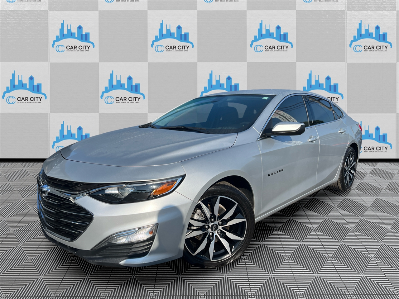 2020 Chevrolet Malibu RS photo 2