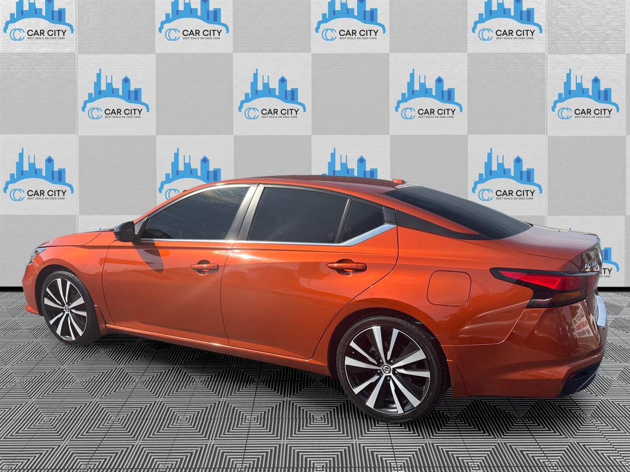 2022 Nissan Altima SR photo 17