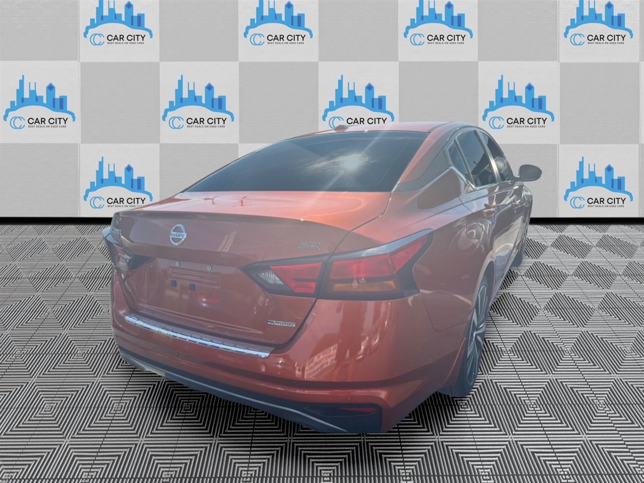 2022 Nissan Altima SR photo 21