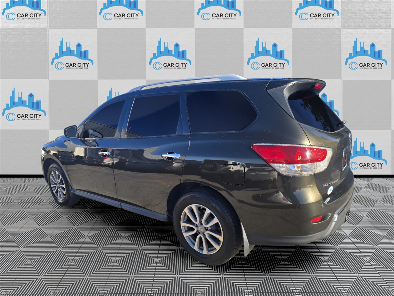Nissan Pathfinder SV 4WD 2015